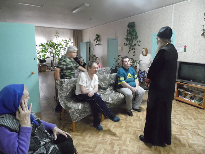 На молебне в доме пристарелых в Выдропужске.