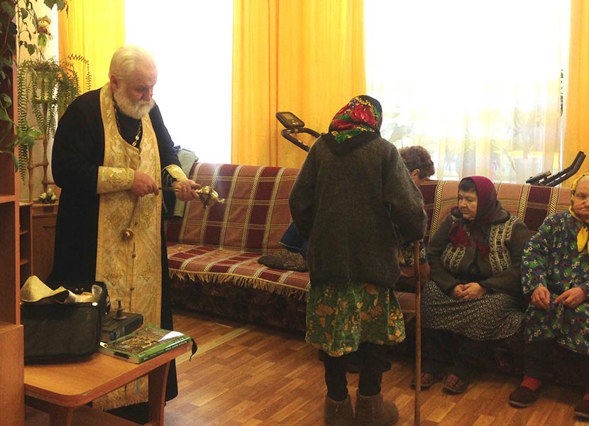 Настоятель Троицкой церкви с. Кесьма посетил дом-интернат для престарелых и инвалидов