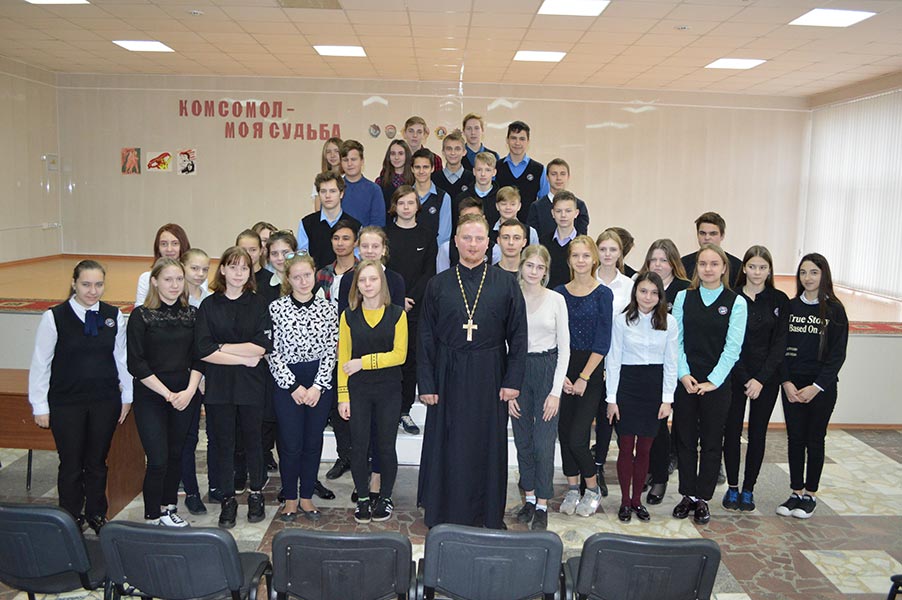 Священники Удомельского благочиния посетили Удомельские школы