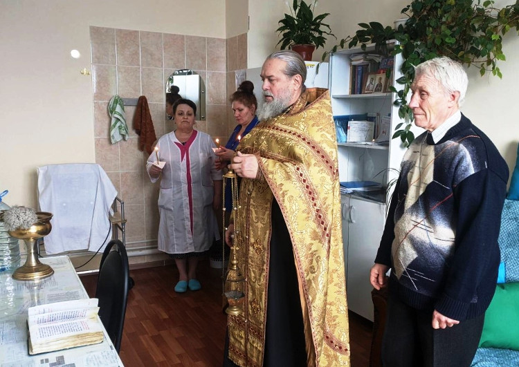 Благочинный Лихославльского округа совершил молебен в Центральной районной больнице г. Лихославль