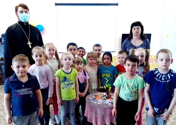 Клирик Бежецкого благочиния провел беседы со школьниками и воспитанниками детского сада