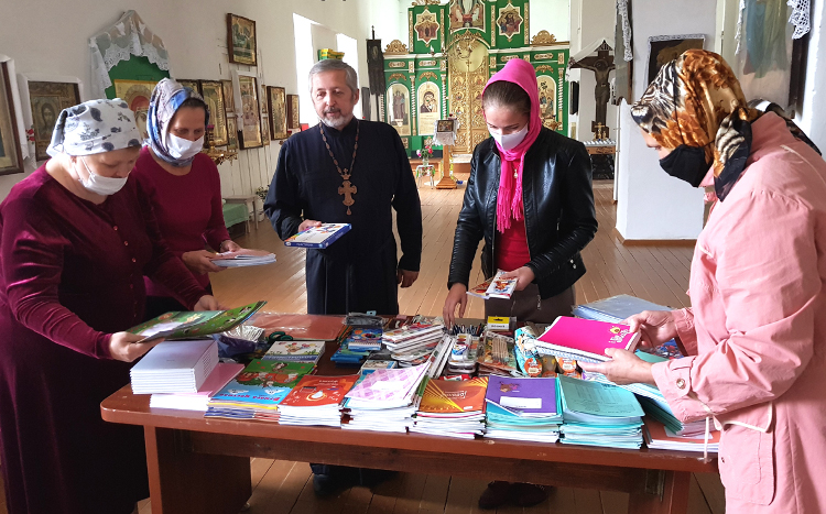 Благотворительная акция «Собери ребенка в школу» в Троицкой церкви г. Весьегонск