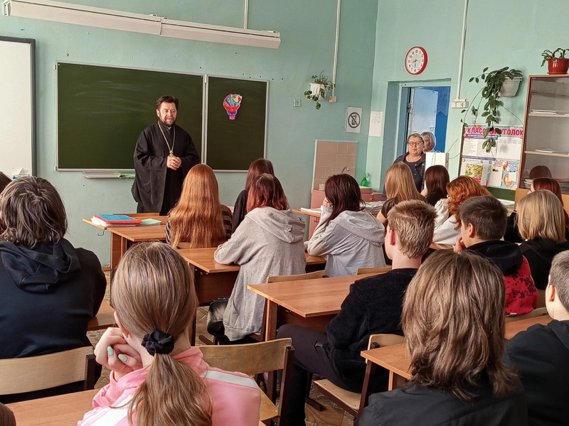 Благочинный Максатихинского округа провел беседы с учениками на тему: