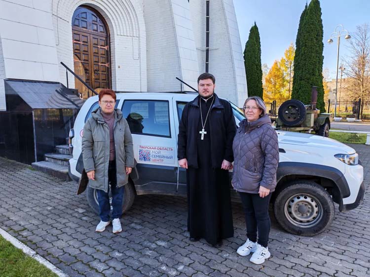Отделом социального служения и благотворительности Бежецкой епархии передана вещевая помощь в Краснохолмское благочиние