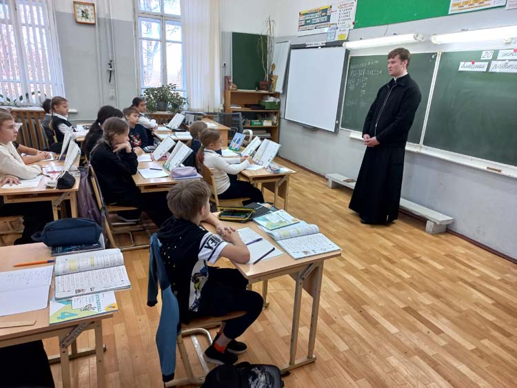 Духовное просвещение и живой диалог: студенты Московской духовной академии посетили Спировское благочиние